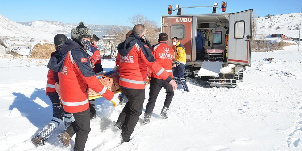 Acil Müdahale Timleri dondurucu soğukta karlı dağları aşarak hayat kurtarıyor