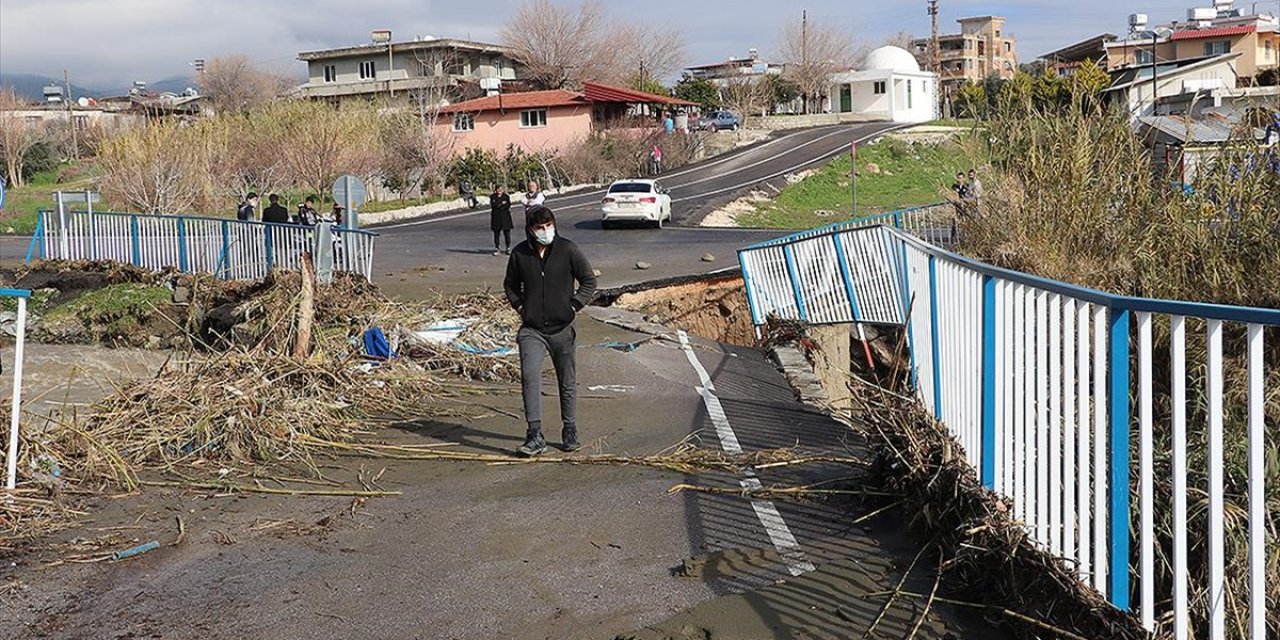 Hatay'da sağanak ve kuvvetli rüzgar nedeniyle bir köprü zarar gördü, tarım arazileri su altında kaldı