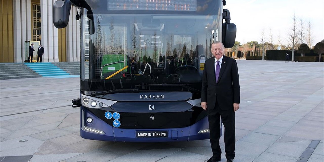 Türk mühendislerince geliştirilen dünyanın ilk seri üretim 4. seviye sürücüsüz elektrikli otobüsü tanıtıldı