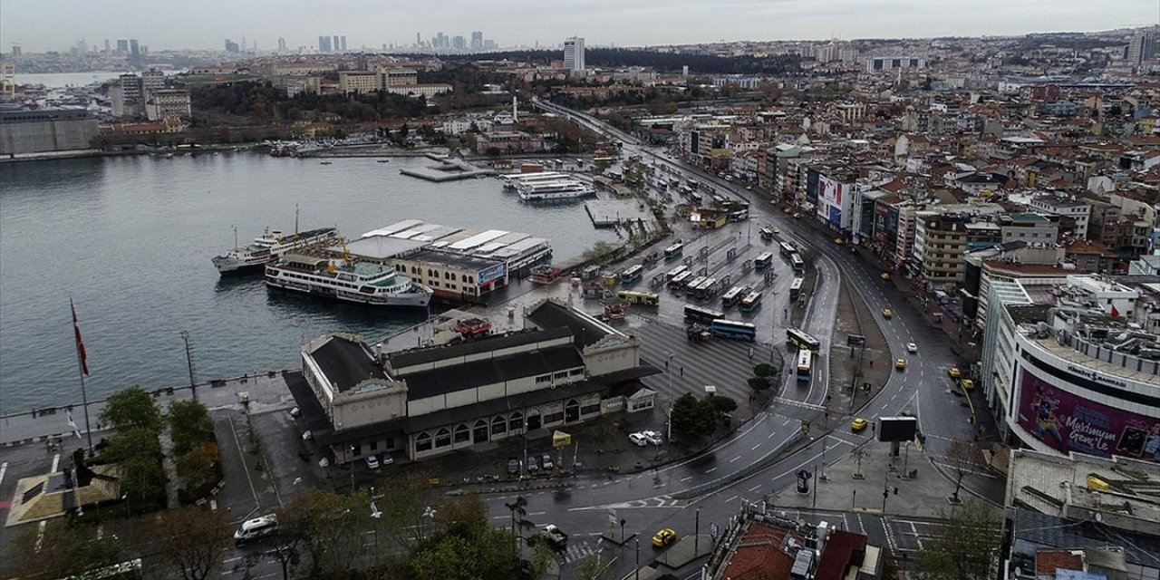 Kadıköy'de tüm kapalı ve açık alanlarda 7 gün süreyle toplantı ve gösteri yürüyüşü yasaklandı