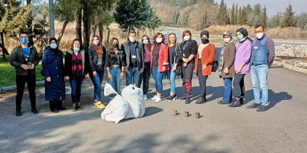 Kahramanmaraş'taki gönüllüler kentin farklı noktalarındaki hayvanları besledi