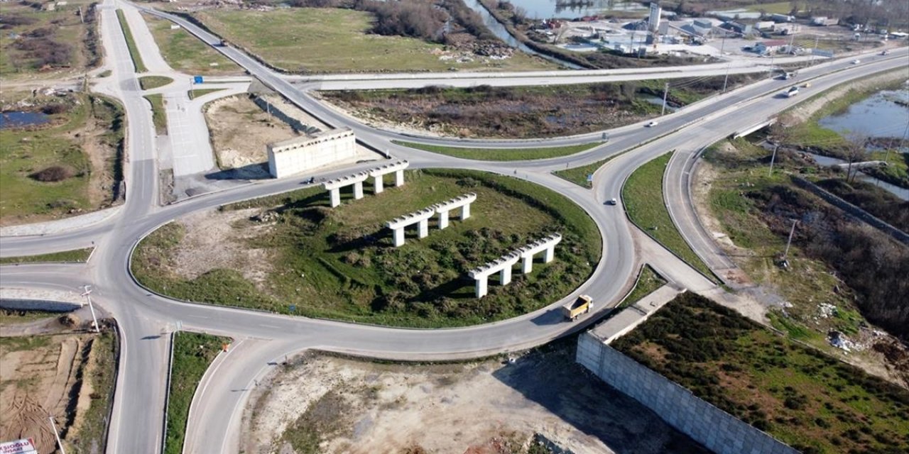 Türkiye ulaşım ağının tacı Karadeniz Sahil Yolu, Sakarya'da ilerliyor