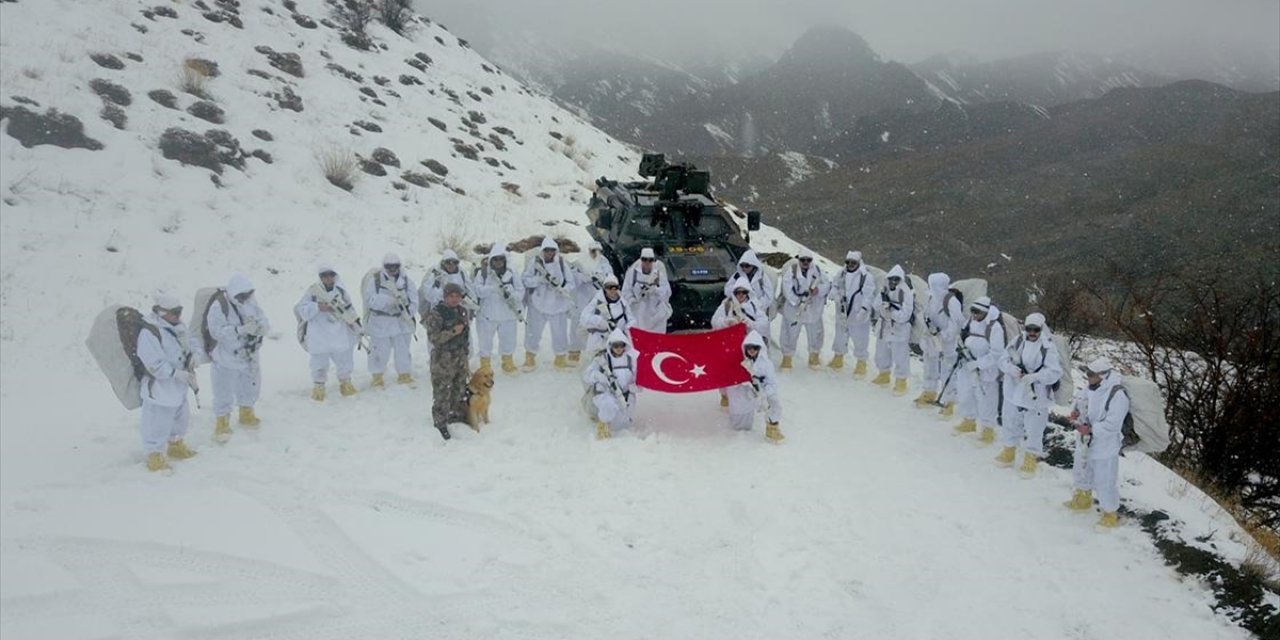 PÖH'ler Doğu Karadeniz'in karla kaplı dağlarında vatan nöbetinde