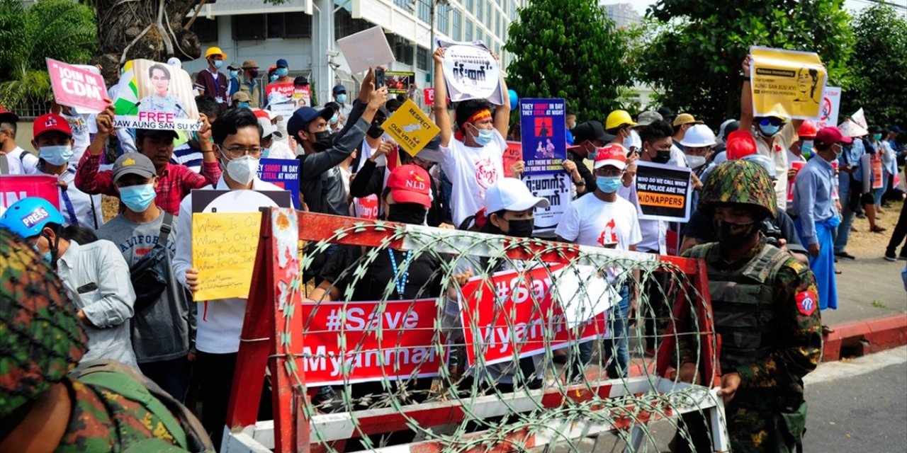 Myanmar'da protestolar internet erişimi yasaklarına rağmen sürüyor