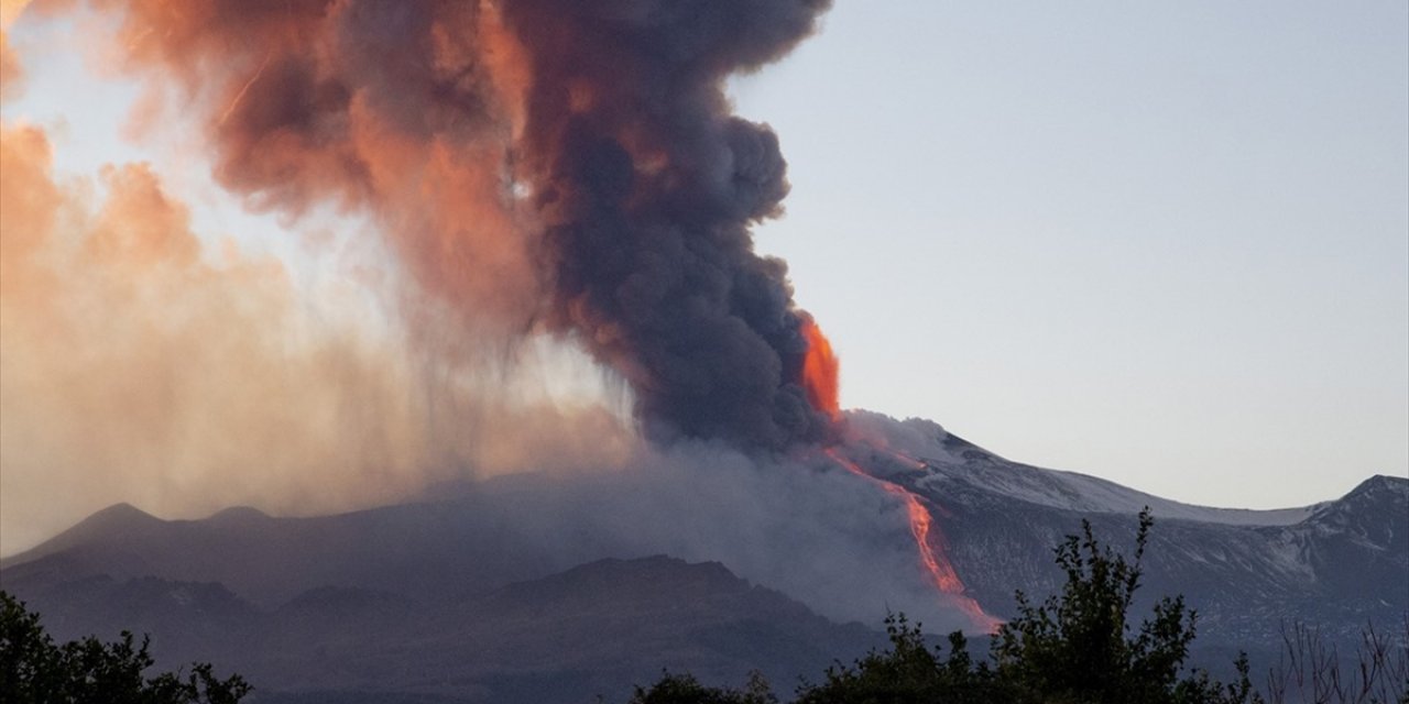 İtalya'daki Etna Yanardağı bir kez daha faaliyete geçti