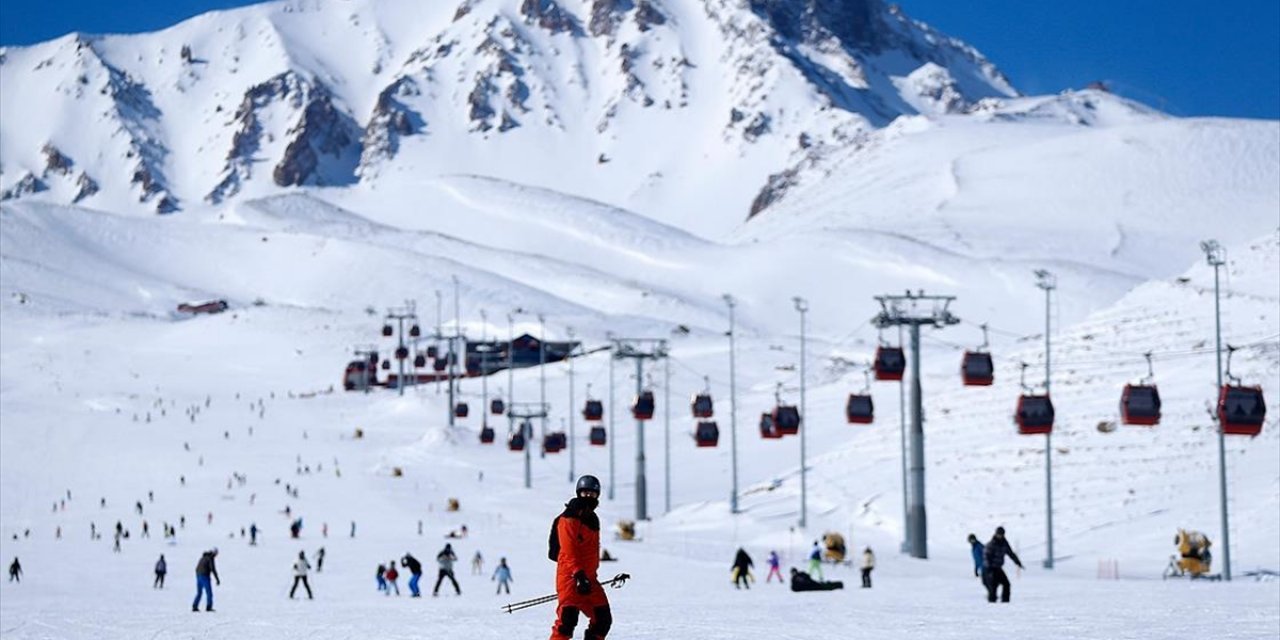 Erciyes'in pistleri kayak tutkunlarına adrenalinin zirvesini yaşatıyor