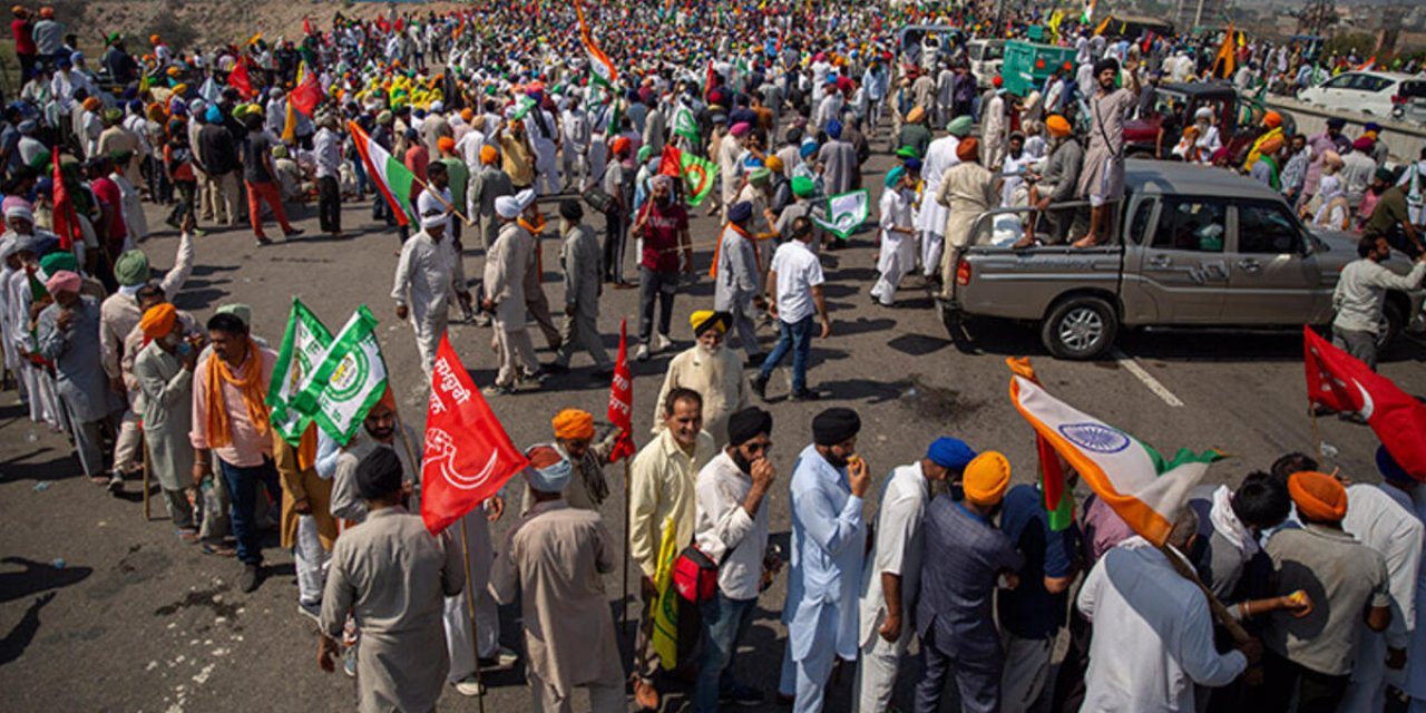 Hindistan'da çiftçiler protestolarının 100. gününde Yeni Delhi'deki otoyolu trafiğe kapattı