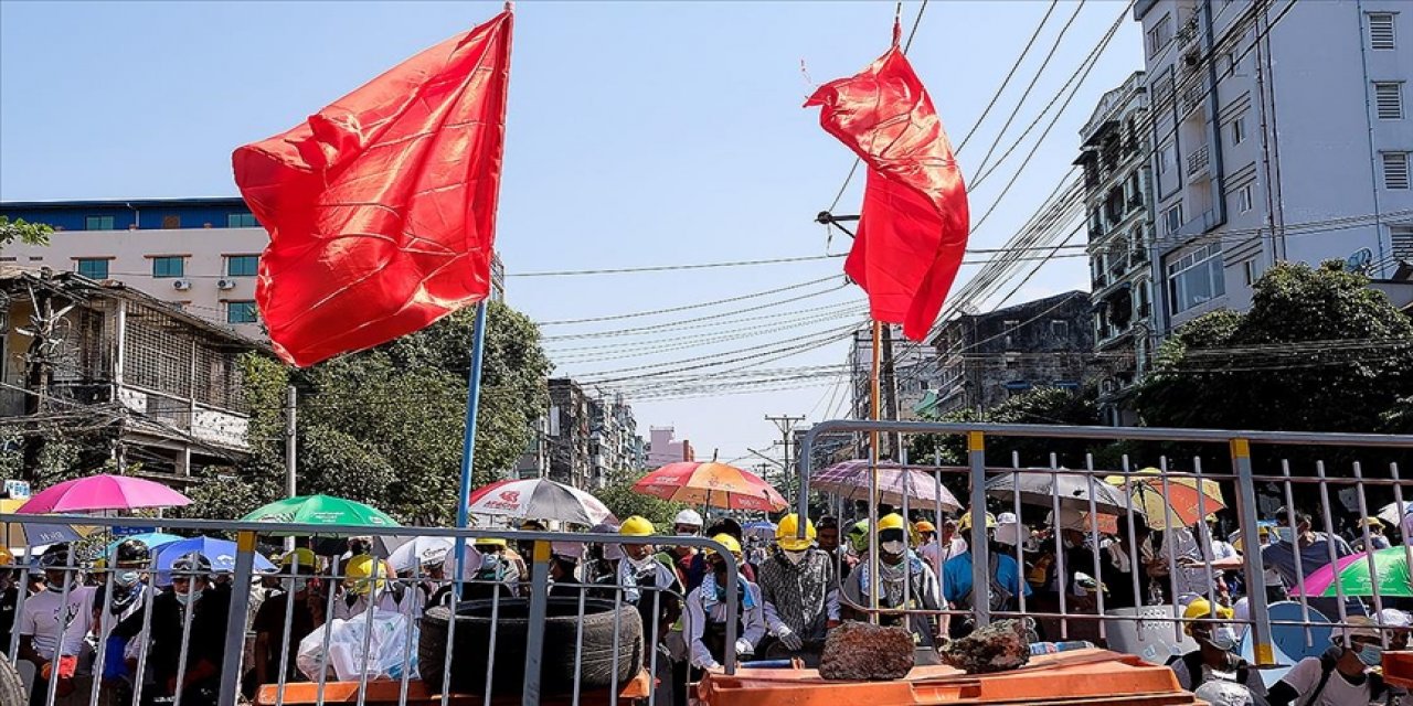 Myanmar'da ordunun baskısından kaçan binlerce Karen yerinden oldu