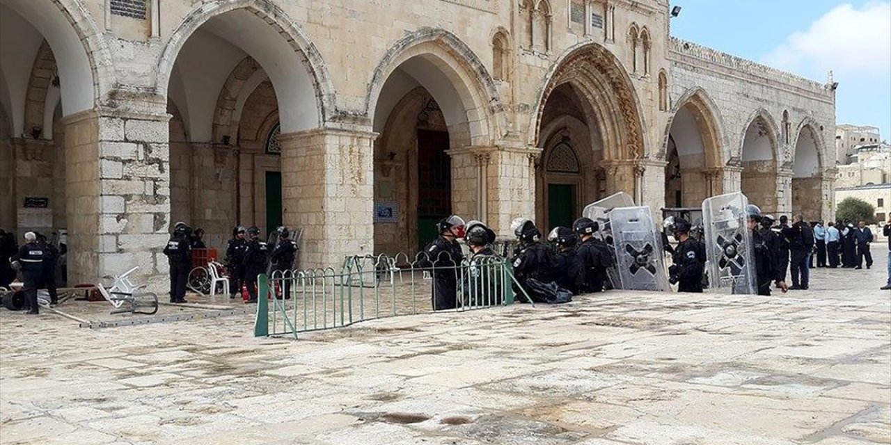 Onlarca fanatik Yahudi Mescid-i Aksa'ya baskın düzenledi