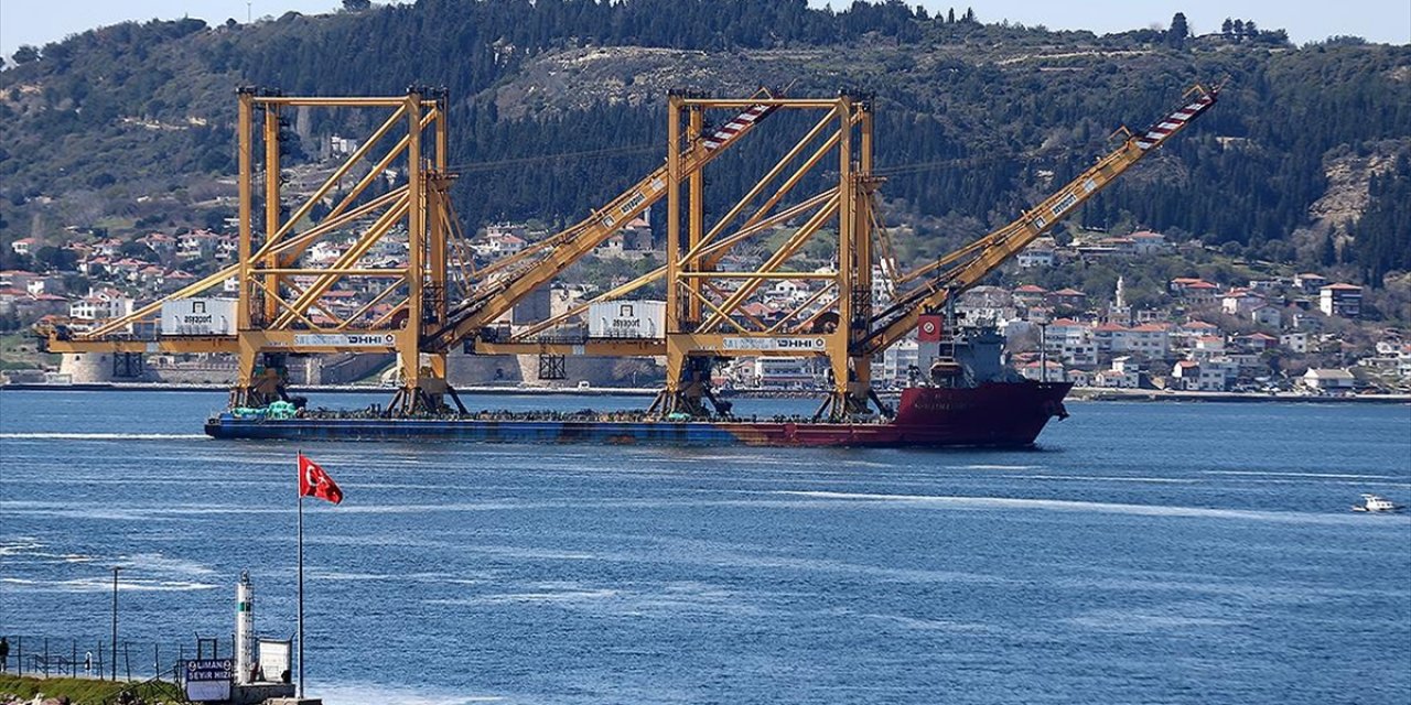 Büyük liman vinci taşıyan geminin Çanakkale Boğazı'ndan geçişi başladı