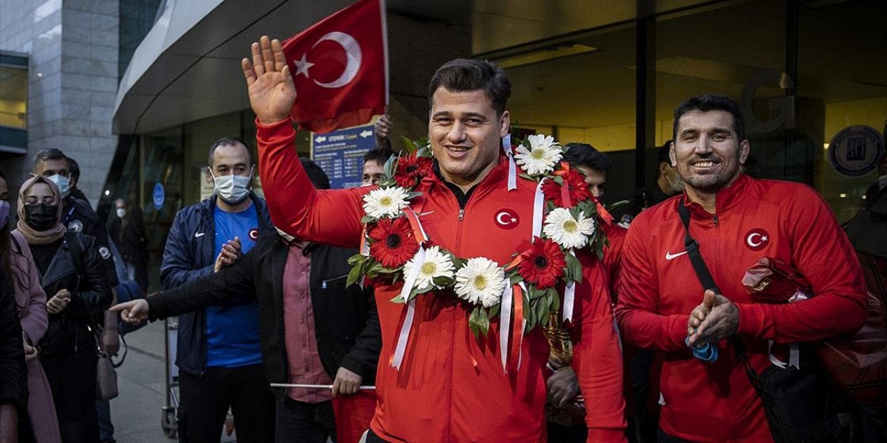 Milli güreşçiler Rıza Kayaalp ve Murat Fırat, Ankara'da coşkuyla karşılandı