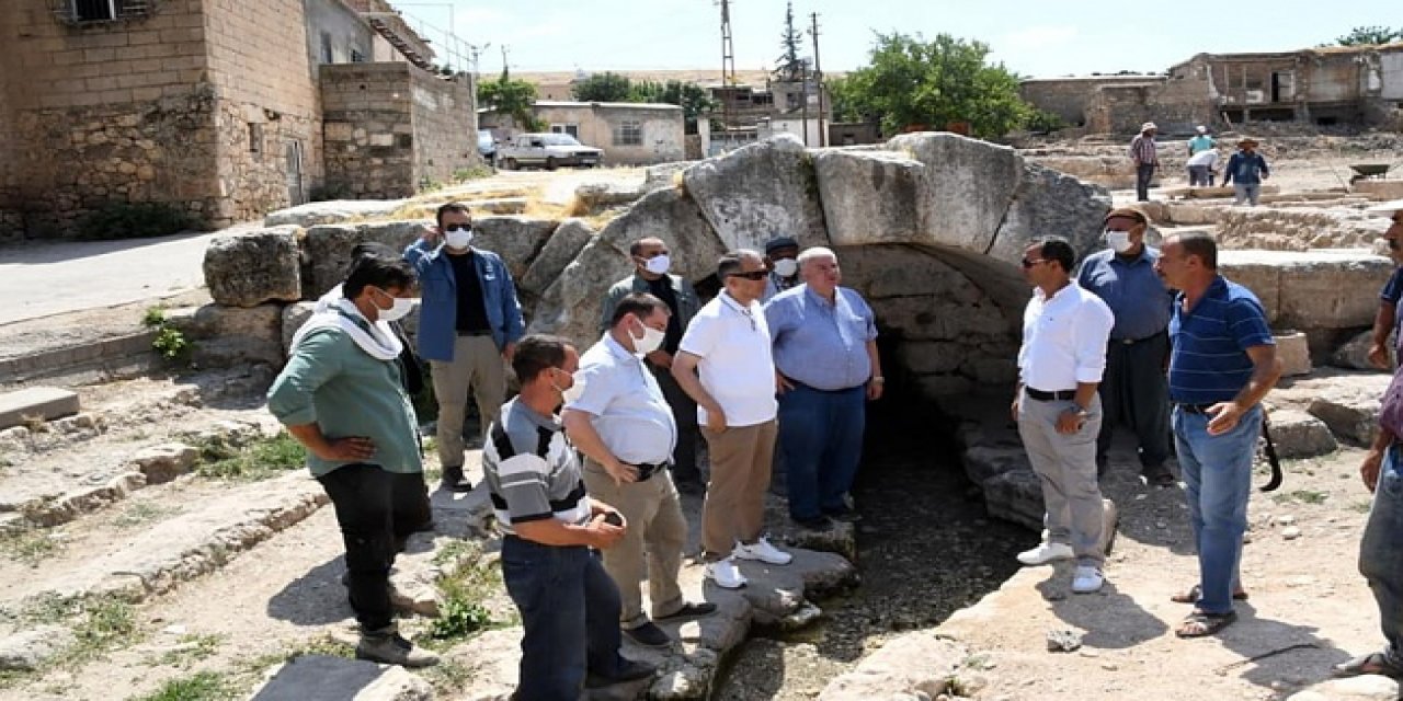 Vali Çuhadar Roma Çeşmesi Kazılarını yerinde İnceledi