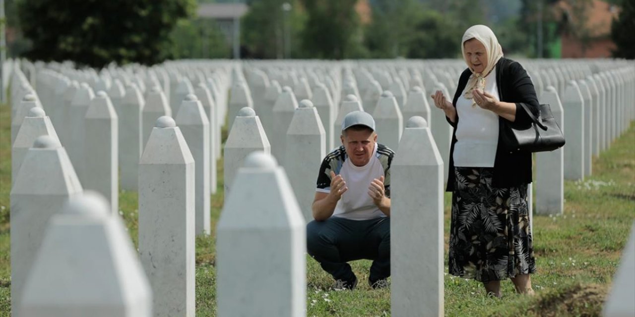 Srebrenitsalı aileler evlatlarının mezarı başında dua ediyor