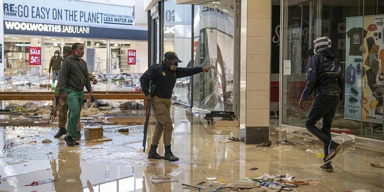 'Güney Afrika'da polis güçleri yağma olaylarının bastırılmasında yetersiz kalıyor'