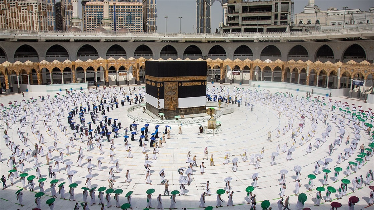 Hacı adayları, Kovid-19 önlemleri gölgesinde Kabe'de ilk tavaflarını yapmaya başladı