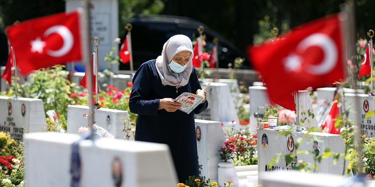 Bayramın birinci günü şehit kabirleri ziyaret edildi