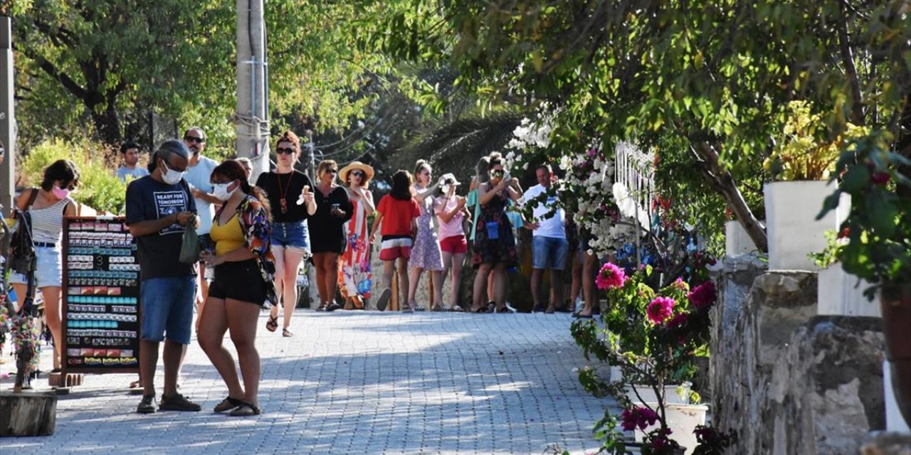 Ege ile Akdeniz'in buluştuğu Datça, bayramda nüfusunun dört katı turist ağırlıyor