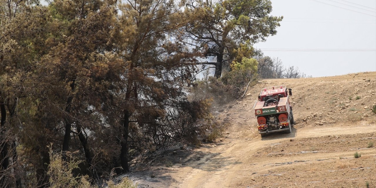 Manavgat'ta rüzgarın etkisiyle çalışmalar güçlükle ilerliyor