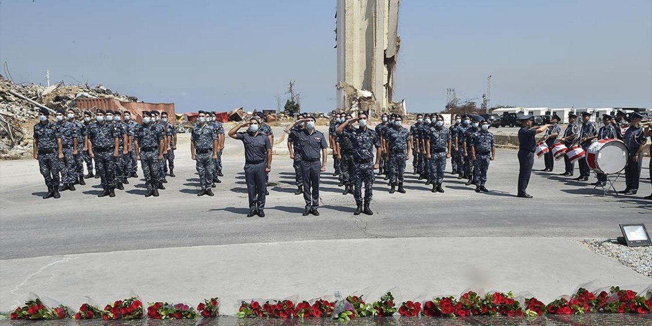 Lübnanlılar birinci yılında Beyrut Limanı'ndaki patlamanın kurbanlarını anıyor