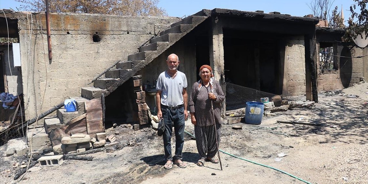 Orman yangınında evlerini kaybeden yaşlı çift, hayvanlarının da alevlerden etkilenmesinin üzüntüsünü yaşıyor