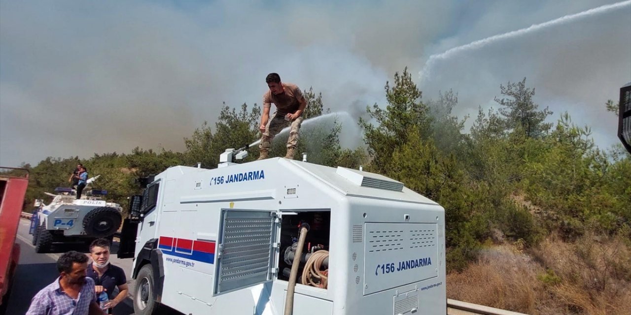 Hatay'da yangının kontrol altına alındığı bölgede soğutma çalışmaları sürüyor