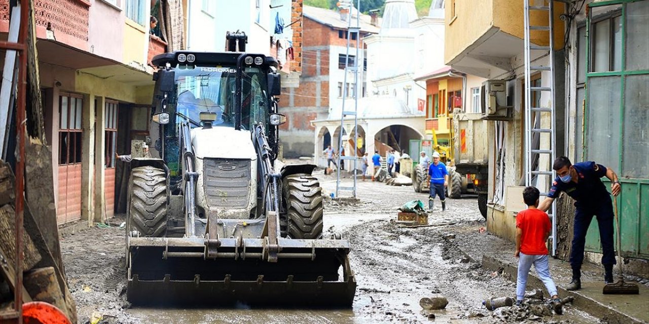 Bartın'da selden etkilenen alanlarda temizlik çalışmaları sürüyor