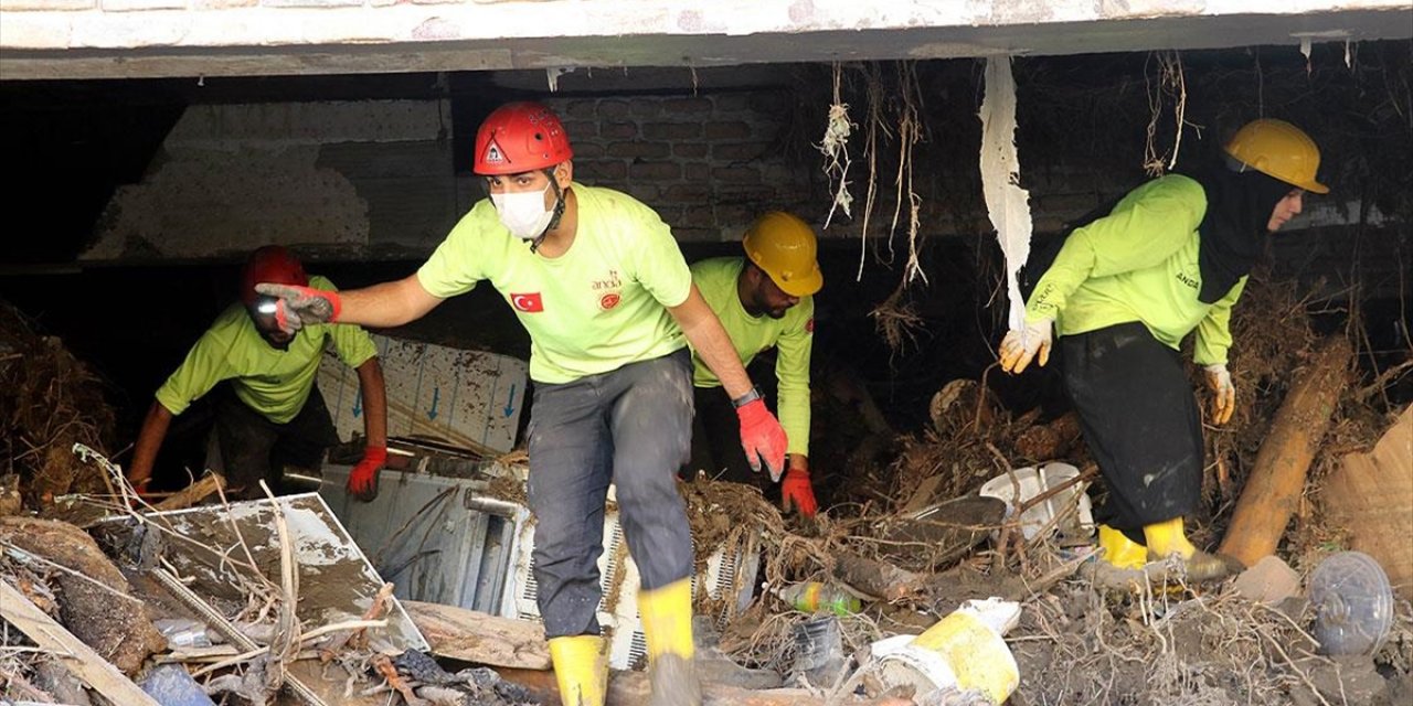 ANDA arama kurtarma ekipleri yangından çıkıp sel felaketine yetişti