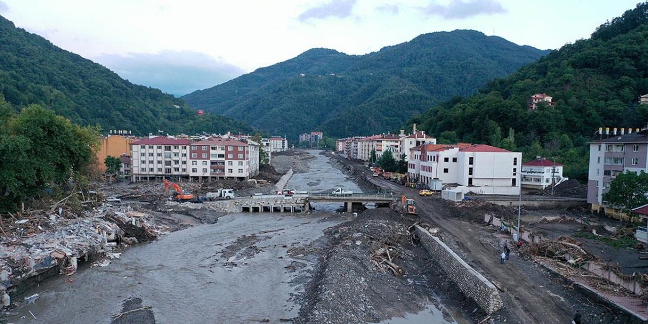 Bozkurt'ta Ezine Çayı'nın yatağı selde 40 metre genişlemiş