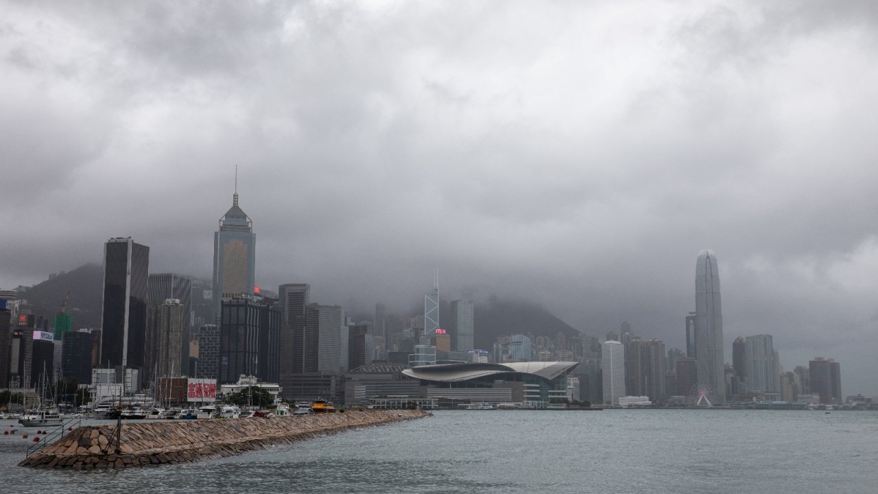 Hong Kong’u Kompasu Tayfunu vurdu: 1 ölü