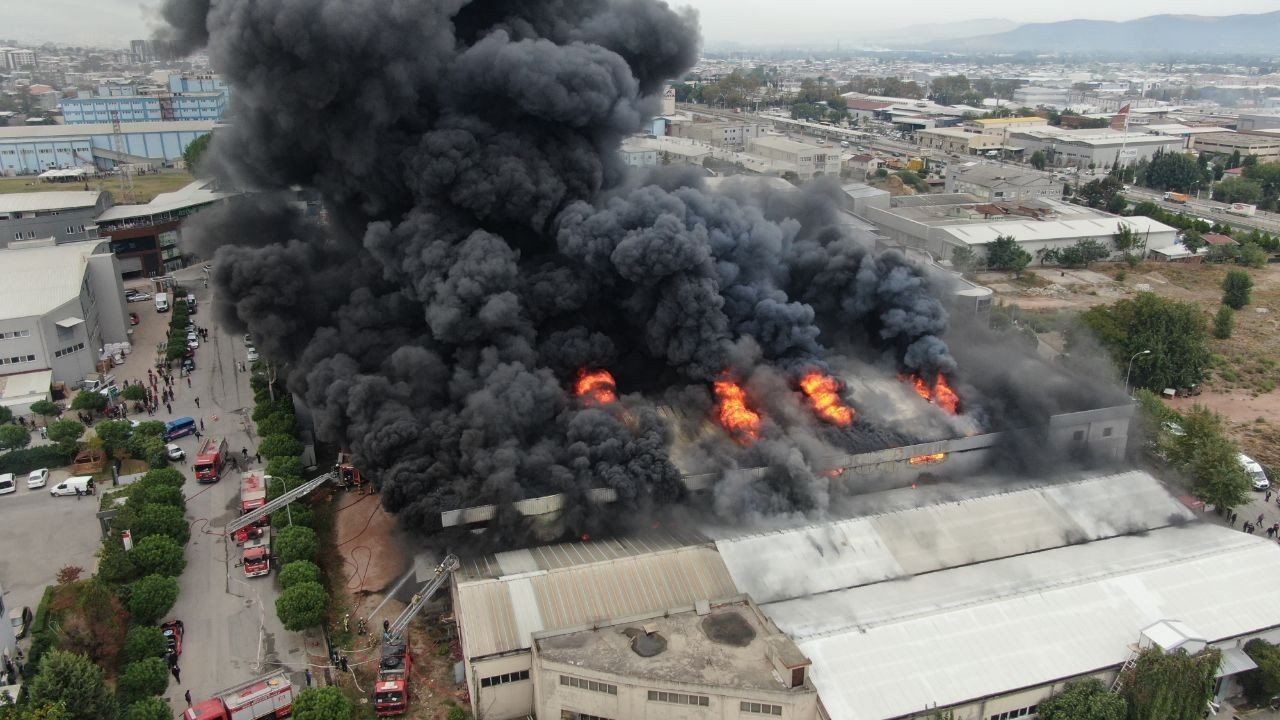 Bursa’da tekstil fabrikasındaki büyük yangın drone ile havadan böyle görüntülendi