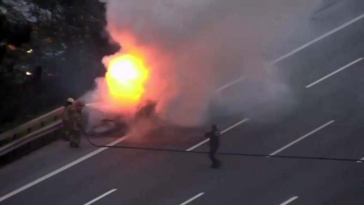 TEM’de otomobil alev alev yandı, trafik kilitlendi