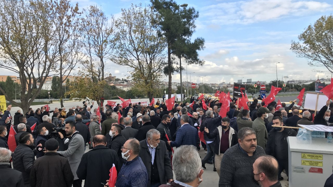 İstanbul’da taksiciler UKOME toplantısına akın etti