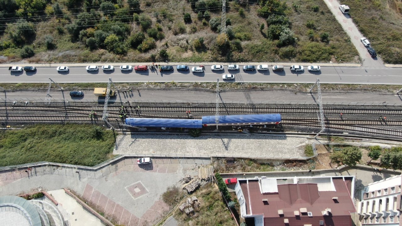 Raydan çıkan vagonlardaki hasar havadan görüntülendi