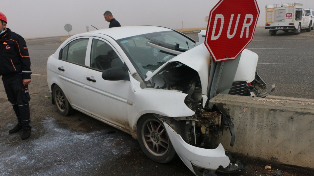 Otomobil beton bariyerlere çarptı: 1 ölü, 5 yaralı