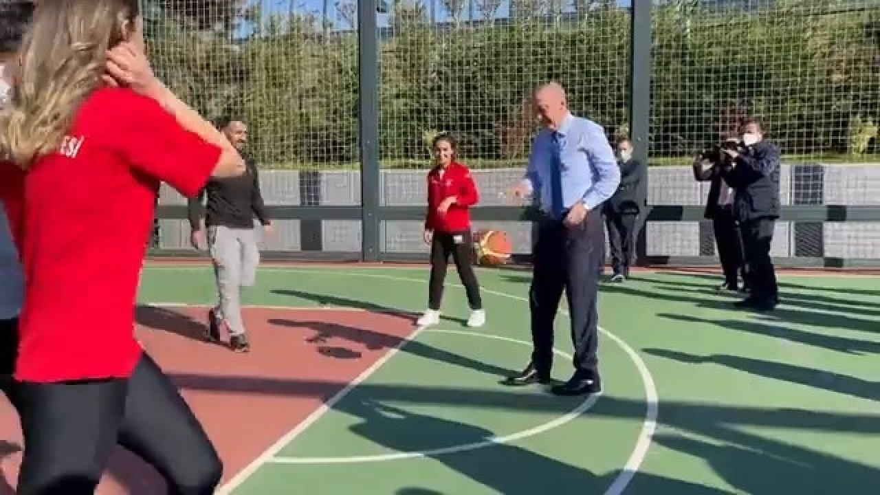 Cumhurbaşkanı Erdoğan Ümraniye’de gençlerle basketbol oynadı