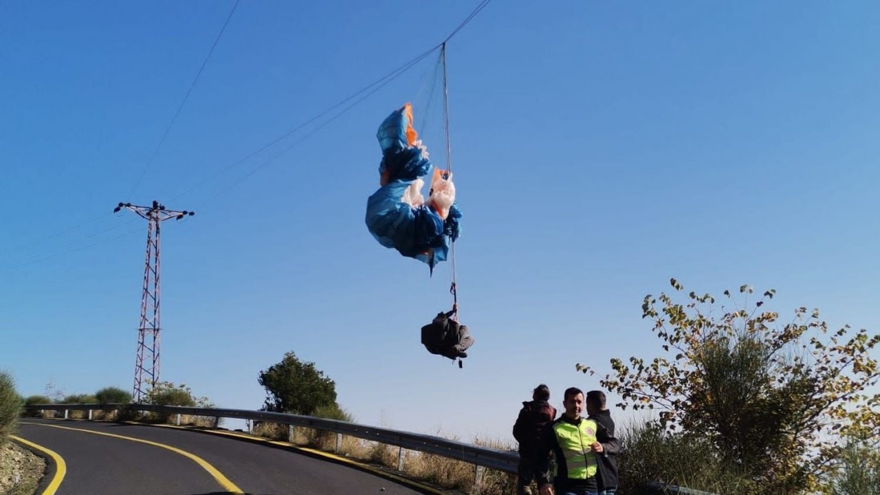 Yamaç paraşütü pilotu elektrik tellerine takıldı