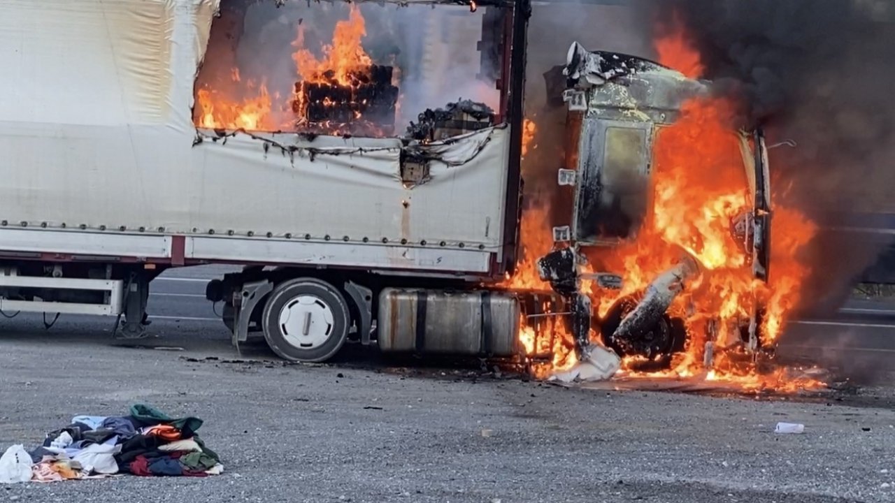 Adana’da seyir halindeki tır alev alev yandı