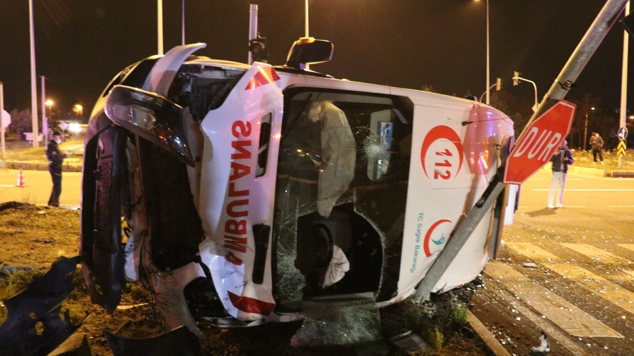 Hasta taşıyan ambulans otomobille çarpıştı: 5 yaralı