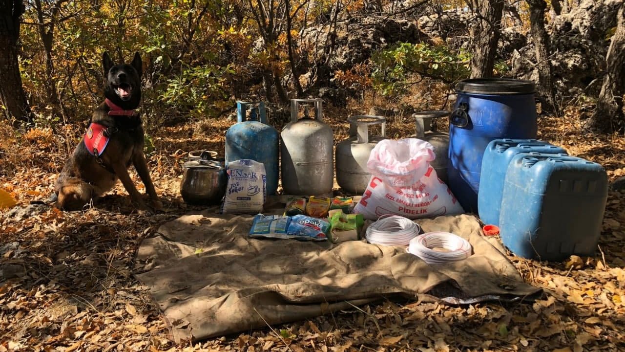 PKK'ya ait toprağa gömülü patlayıcı ve yaşam malzemesi bulundu