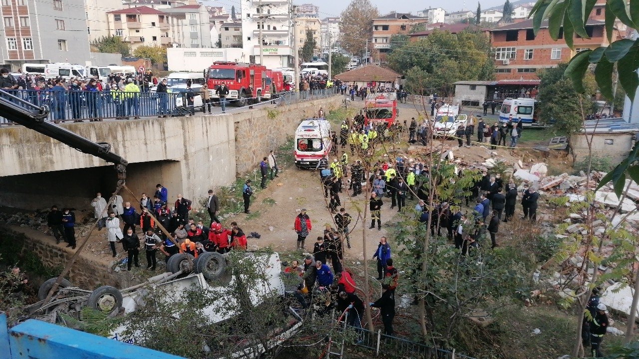 Öğrenci servisi kazasından acı haber: 2 ölü, 20 yaralı