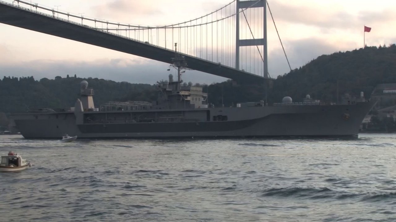 ABD savaş gemisi İstanbul Boğazı’ndan geçti