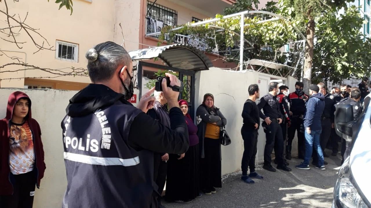 Üç çocuk annesi evinin banyosunda asılı bulundu