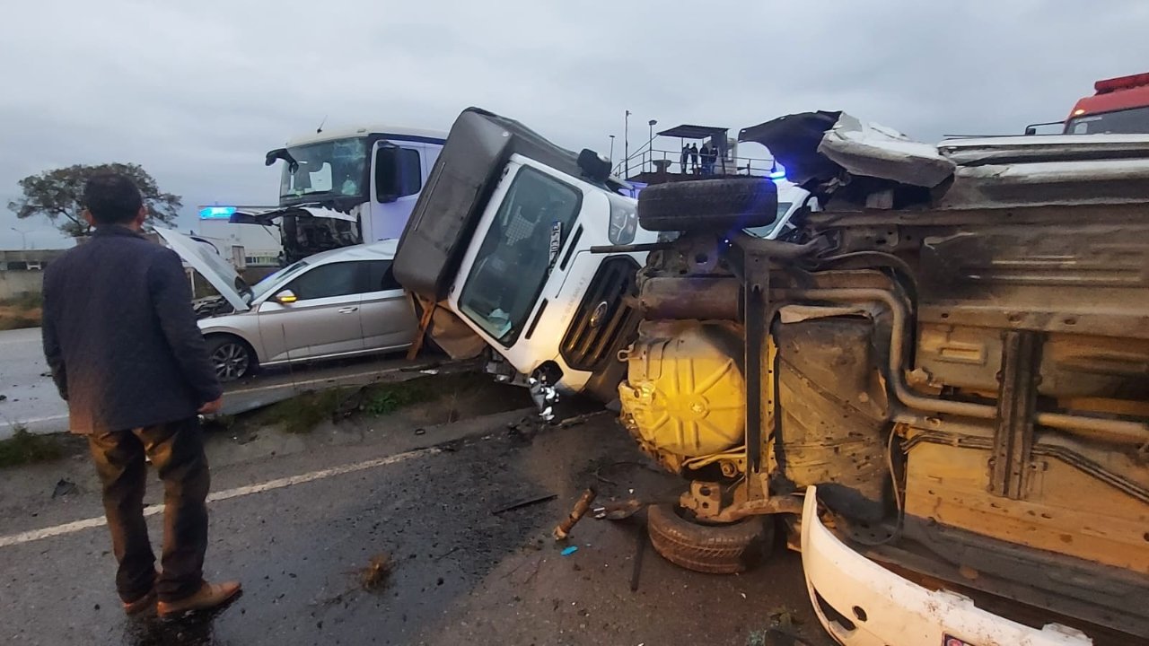 Kocaeli’de 7 aracın karıştığı zincirleme kazada ortalık savaş alanına döndü