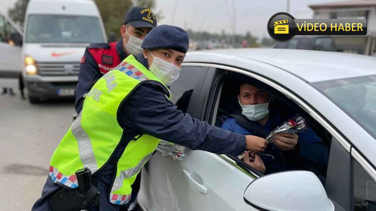 Kahramanmaraş'ta jandarma ekipleri öğretmenleri çiçeklerle karşıladı