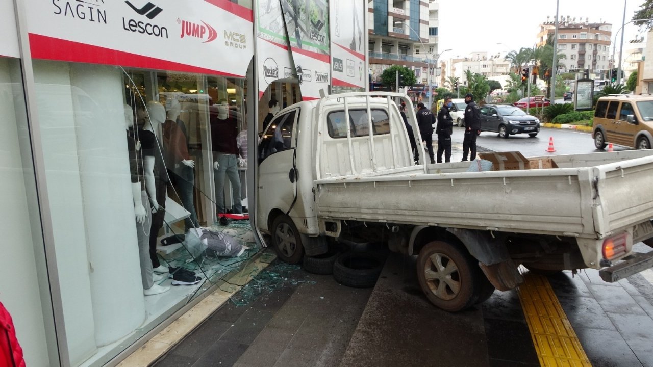 Kontrolden çıkan kamyonet giyim mağazasına girdi