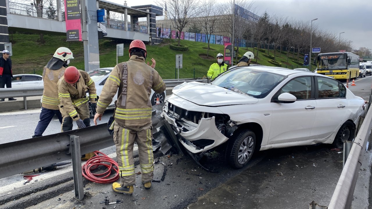 E-5 Karayolu’nda otomobil bariyerlere ok gibi saplandı