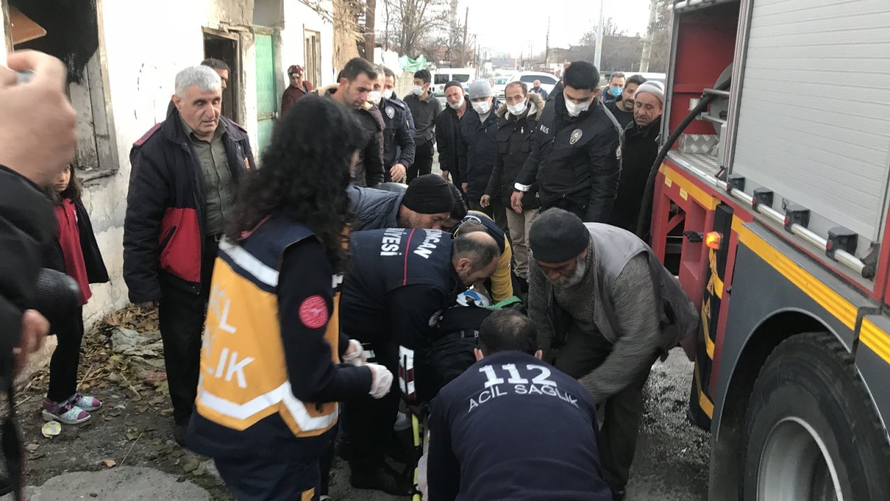 Yangına müdahale eden itfaiye eri çatıdan düşerek yaralandı