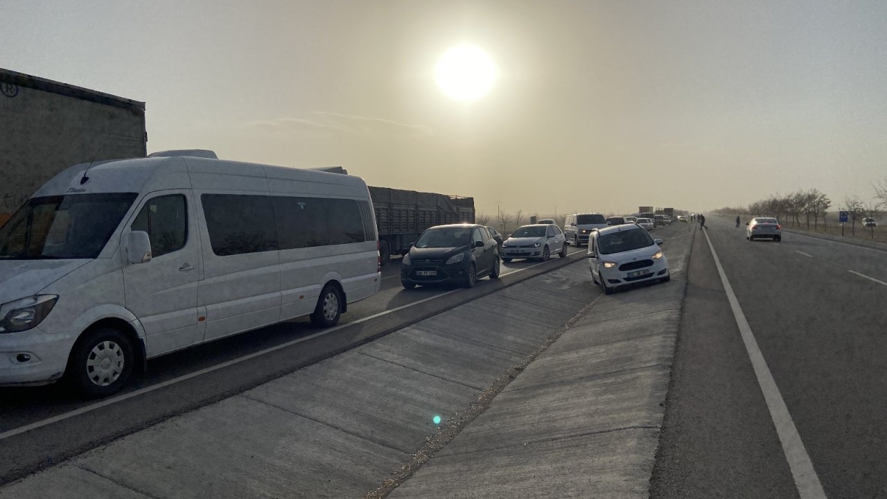 Konya’da kum fırtınası zincirleme kazaya sebep oldu: 7 yaralı