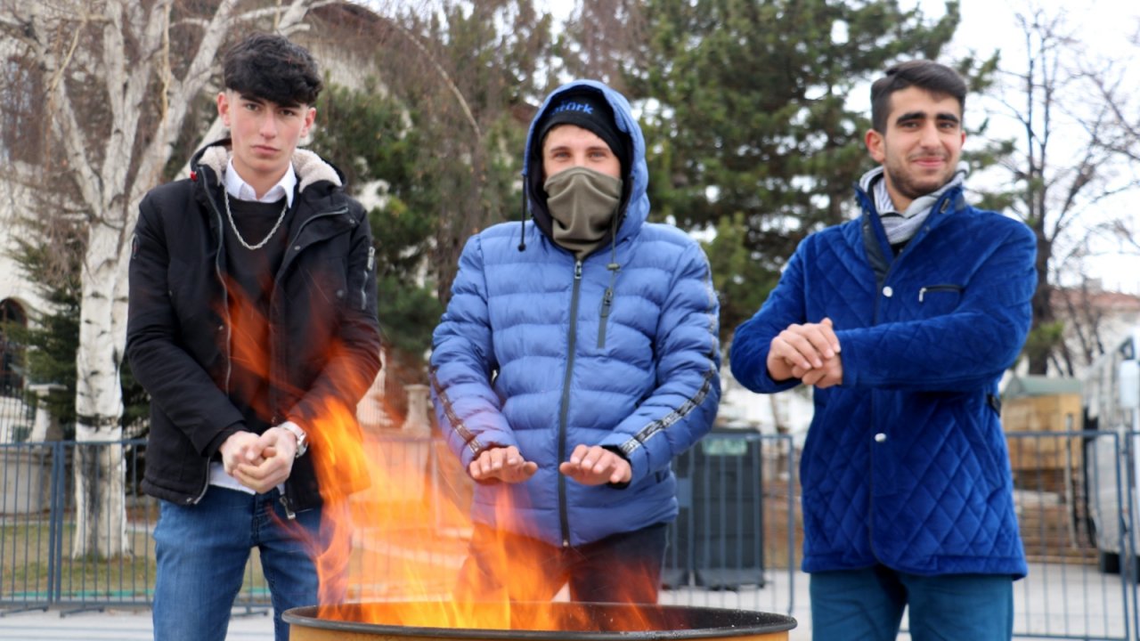 Dondurucu soğukların yaşandığı Sivas’ta kent meydanına soba kuruldu