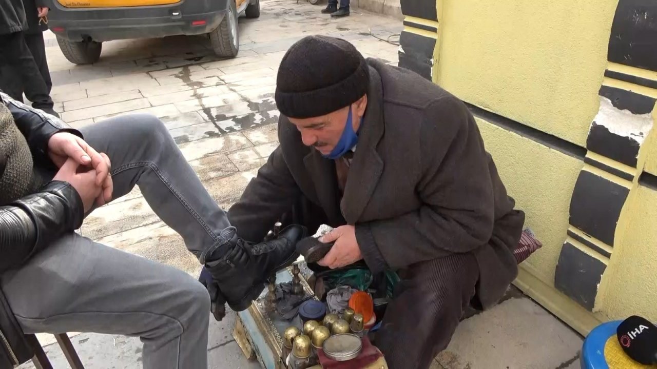 45 yıldır ayakkabı boyayarak evini geçindiriyor